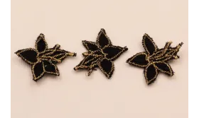Flor Bordada Negra y Dorada 33*28mm /Cuentas de  Tela 