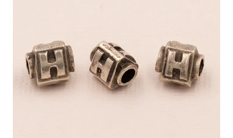 LETRA H 10*8mm / Cuentas Metálicas de Latón / Zamak