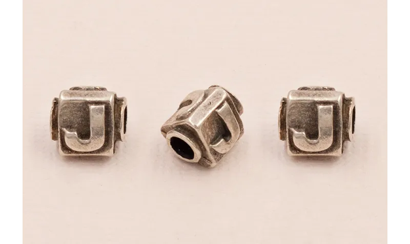 LETRA J 10*8mm / Cuentas Metálicas de Latón / Zamak