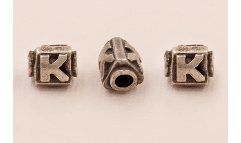 LETRA K 10*8mm / Cuentas Metálicas de Latón / Zamak