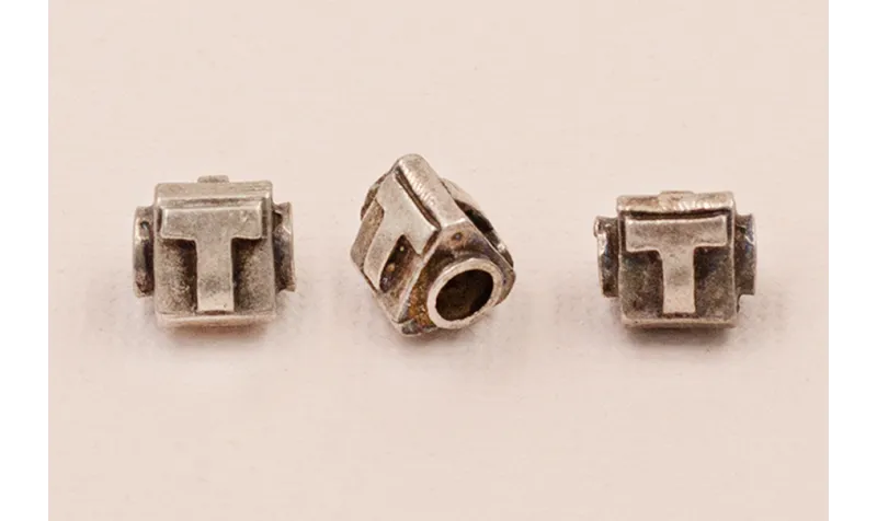 LETRA T 10*8mm / Cuentas Metálicas de Latón / Zamak