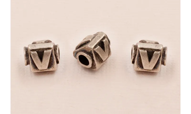LETRA V 10*8mm / Cuentas Metálicas de Latón / Zamak