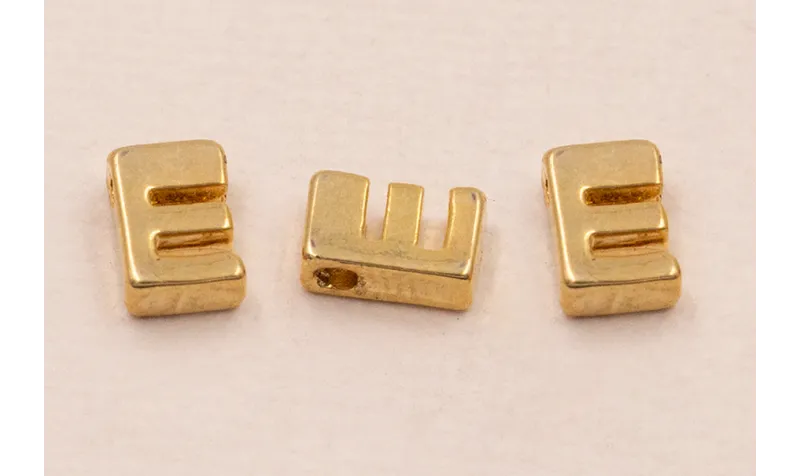 Letra E 7*6*2 Oro / Cuentas Metálicas de Latón / Zamak