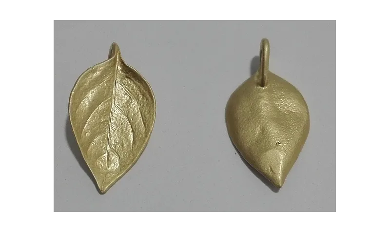 Colgante Hoja 21*11mm Oro Mate