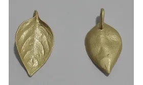 Colgante Hoja 21*11mm Oro Mate / Cuentas Metálicas de Latón / Zamak