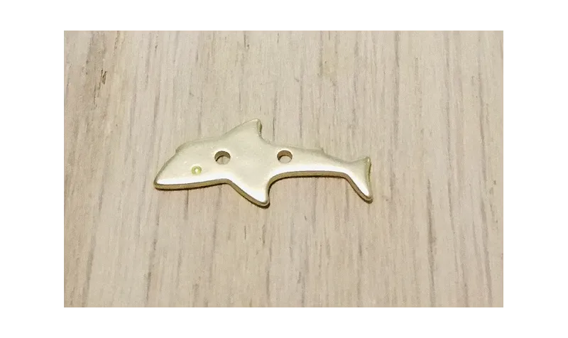 Tiburón dobre agujero 18mm long. Oro Mate / Cuentas Metálicas de Latón / Zamak