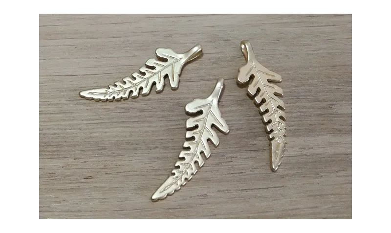 Pieza Hoja de Helecho 30mm Oro Mate / Cuentas Metálicas de Latón / Zamak