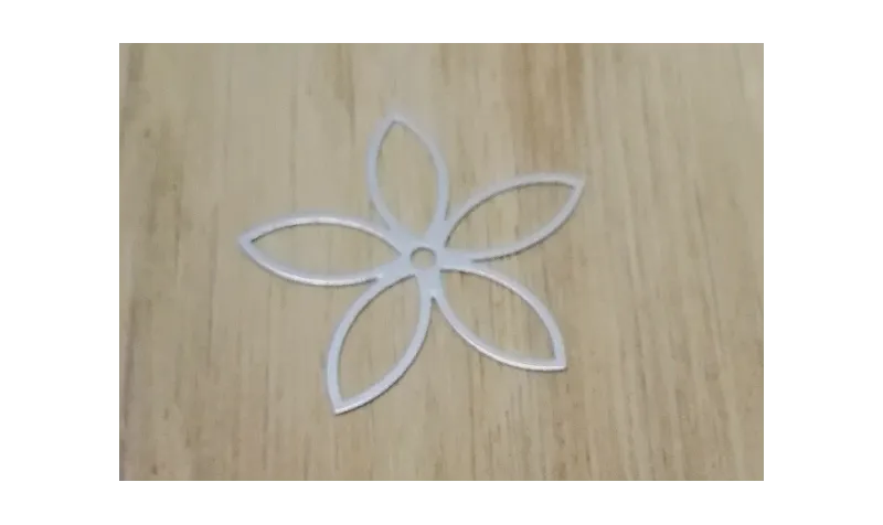 Flor Lámna Plana 25mm diam. Plata Mate / Cuentas Metálicas de Latón / Zamak