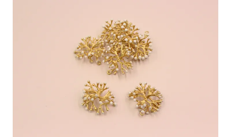Cogante Coral 25*25*12mm Oro Mate Esmalte Blanco / Cuentas Metálicas de Latón / Zamak