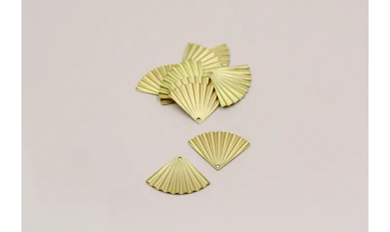 Cogante Triángulo plisado 20*15mm Oro Mate / Cuentas Metálicas de Latón / Zamak