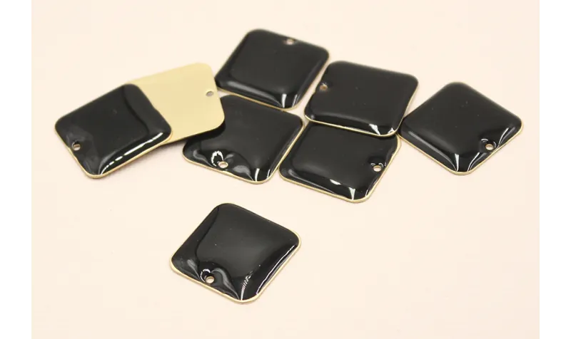 Pieza cuadrada esmaltada 22*22mm Negro