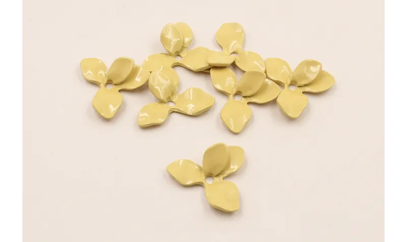Cuenta Flor 26,5mm diámetro Mostaza Mate / Cuentas Metálicas de Latón / Zamak