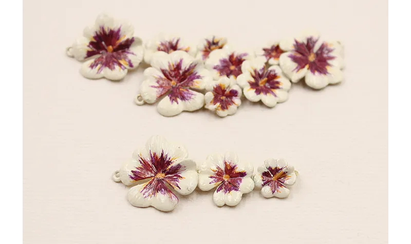 Pieza Trio Flores 12*40mm  Blanco, morado, naranja / Cuentas Metálicas de Latón / Zamak