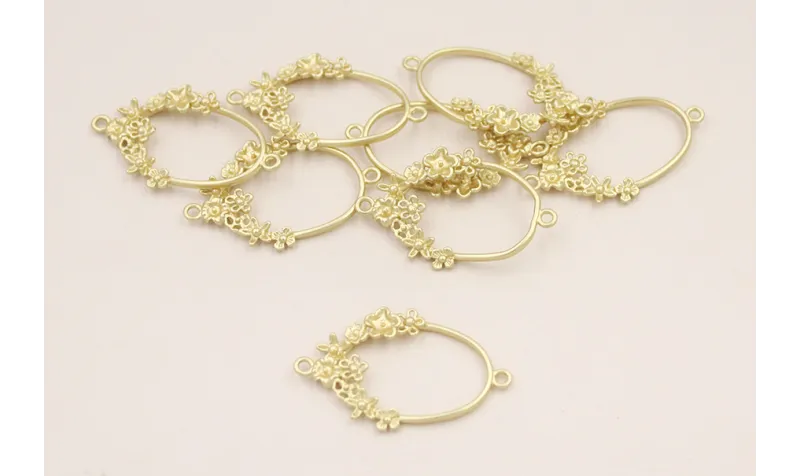 Colgante Ovalo Adornos Florales 40*23mm Oro Mate / Cuentas Metálicas de Latón / Zamak