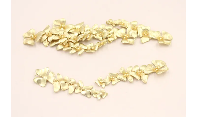 Colgante de 5 Flores 55*15 dorado Mate