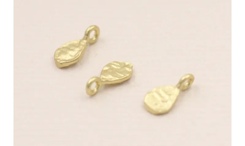 Colgante lámina labrada 10*6*1mm Dorado Mate