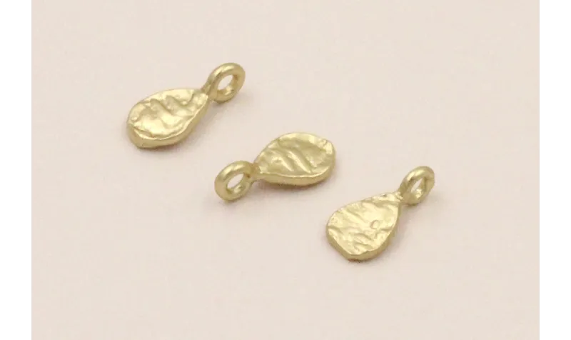 Colgante lámina labrada 8*4*1mm Dorado Mate / Cuentas Metálicas de Latón / Zamak