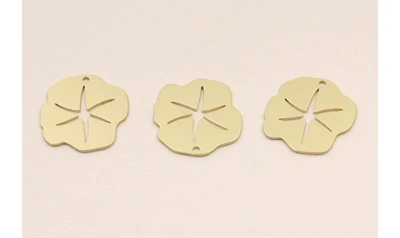 Chapa irregular 21mm estrella labrada / Cuentas Metálicas de Latón / Zamak