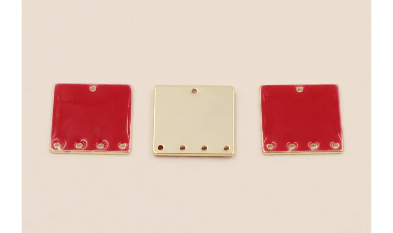 Cuenta Cuadrado de 15mm Dorado con esmalte Rojo