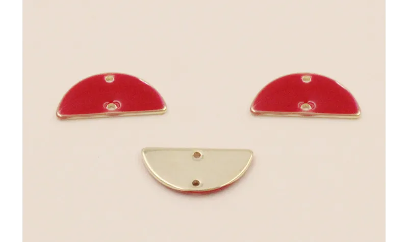 Cuenta Semicirculo de 15mm Dorado con esmalte Rojo