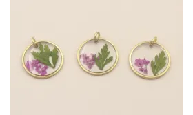 Colgante disco Cristal 14mm con Flores Fucsias / Cuentas Metálicas de Latón / Zamak