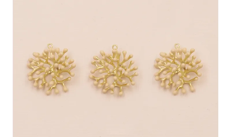 Colgante Coral 25*25*12mm Oro Mate Esmalte Crema / Cuentas Metálicas de Latón / Zamak
