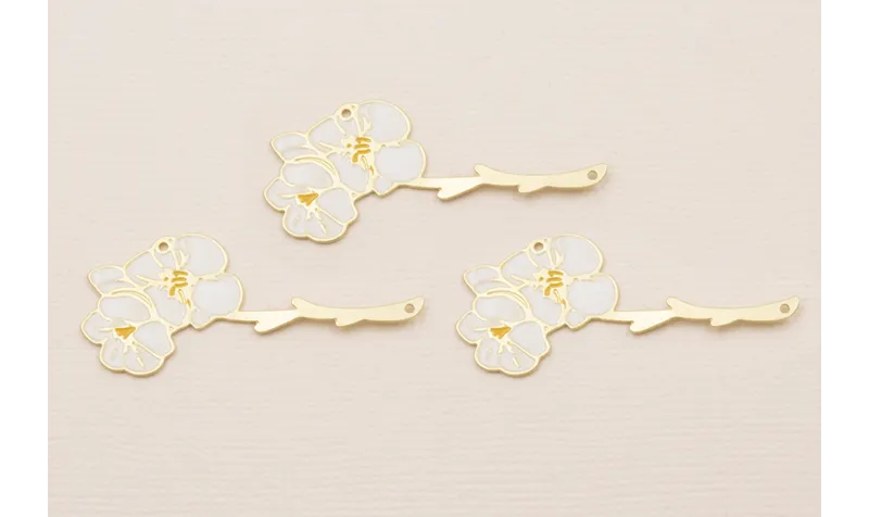 Pieza Ramo Flores Blancas 42*20 Oro Mate  Esmalte / Cuentas Metálicas de Latón / Zamak