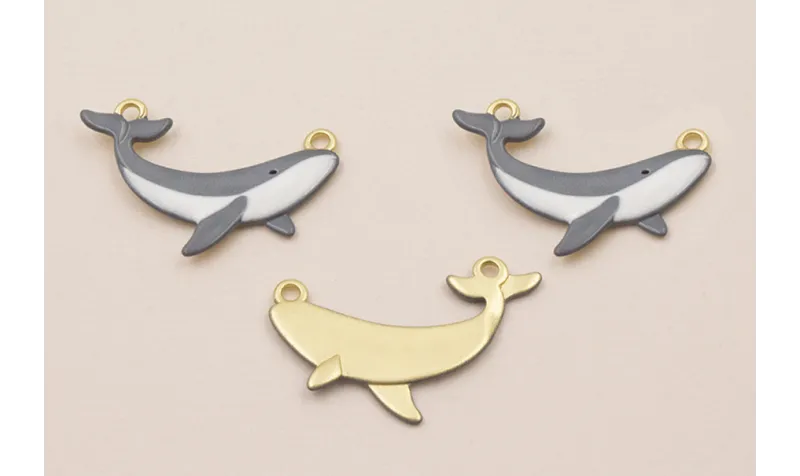 Colgante Ballena Oro Mate 25*10 Blanco y Gris / Cuentas Metálicas de Latón / Zamak