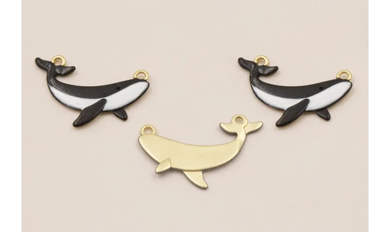 Colgante Ballena Oro Mate 25*10 Blanco y Negro / Cuentas Metálicas de Latón / Zamak