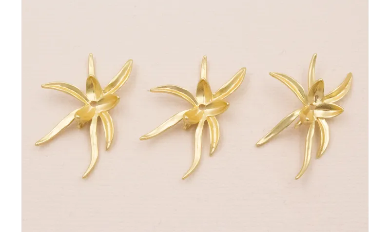 Cuenta Flor pétalos desiguales 35*23mm Dorado Mate