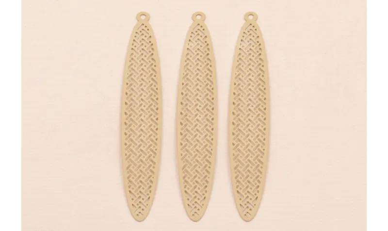Colgante oavalo labrado lámina 60*11mm Color Beige / Cuentas Metálicas de Latón / Zamak