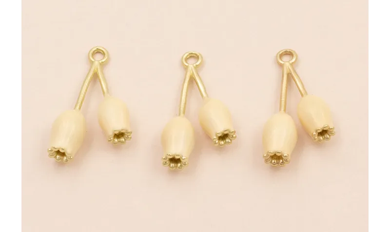 Colgante pareja de Tulipanes 25*13mm Color Beige / Cuentas Metálicas de Latón / Zamak