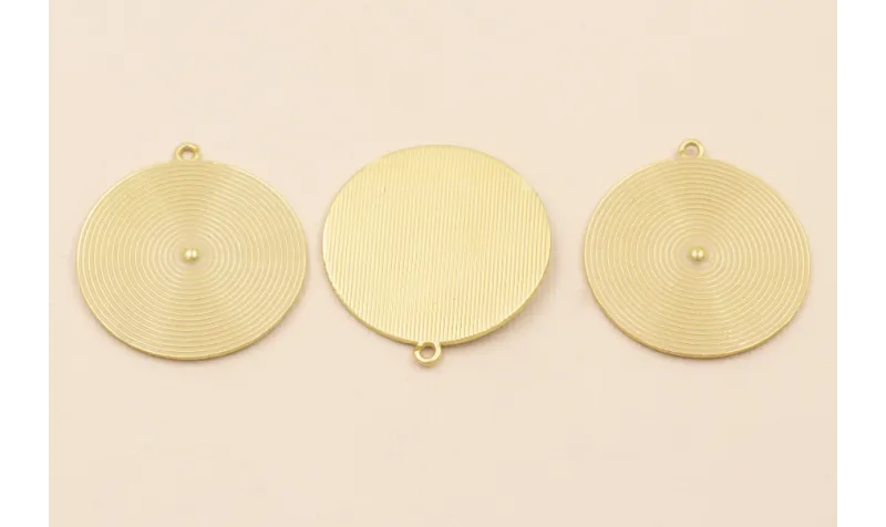 Colgante Disco rayado de 38mm O.mate Esmalte Beige / Cuentas Metálicas de Latón / Zamak