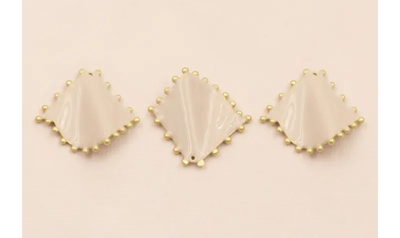 Colgante Rombo eslamtado ribetes 26*26mm Beige / Cuentas Metálicas de Latón / Zamak