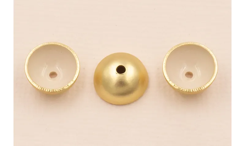 Semi Bola de 10mm con esmalte Beige Oro Mate / Cuentas Metálicas de Latón / Zamak