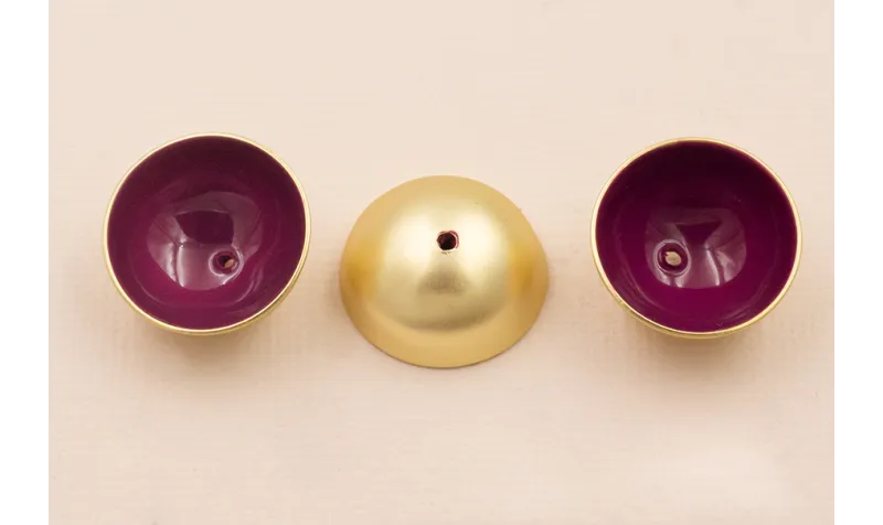 Semi Bola de 20mm con esmalte Morado y Oro Mate / Cuentas Metálicas de Latón / Zamak