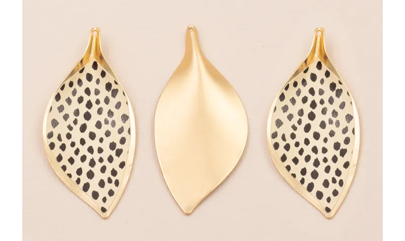 Cogante Hoja 56*26mm Oro Mate Piel Tigre / Cuentas Metálicas de Latón / Zamak