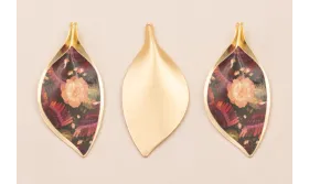 Colgante Hoja 56*26mm Oro Mate Flor Rosa y granate / Cuentas Metálicas de Latón / Zamak