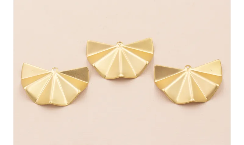 Colgante abanico Aristas 39*25mm Oro Mate / Cuentas Metálicas de Latón / Zamak