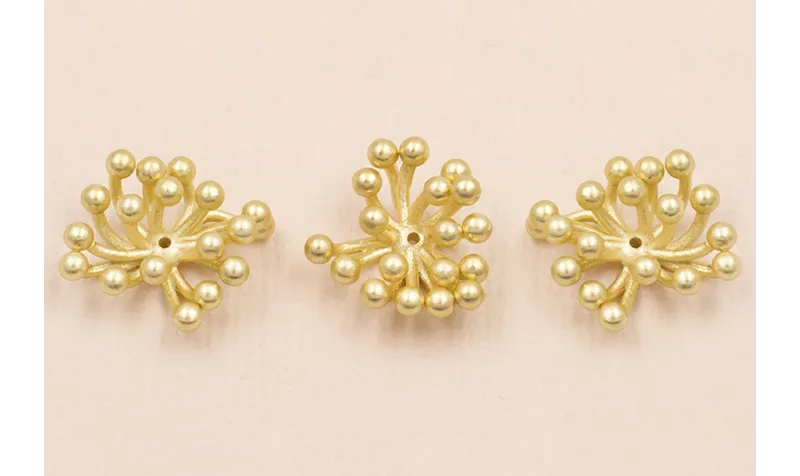 Colgante ramillete 15*15mm Oro Mate / Cuentas Metálicas de Latón / Zamak