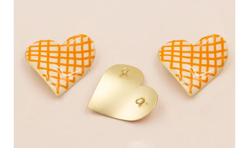Colgante Corazón 30*30 Beige y Cuadros Naranjas / Cuentas Metálicas de Latón / Zamak