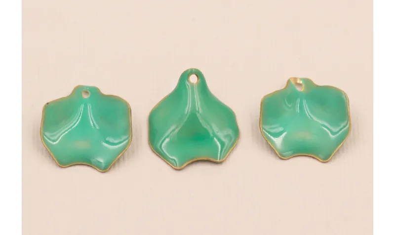Pétalo Irregular Esnaltado Turquesa 22*20 mm / Cuentas Metálicas de Latón / Zamak