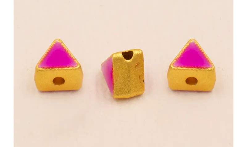 Entrepieza Triangular 5*5*4mm Oro Esmalte Morado / Cuentas Metálicas de Latón / Zamak