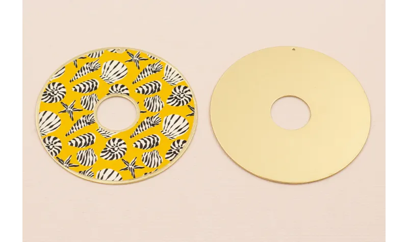Disco 60mm  Oro Mate conchas en fondo Amarillo / Cuentas Metálicas de Latón / Zamak