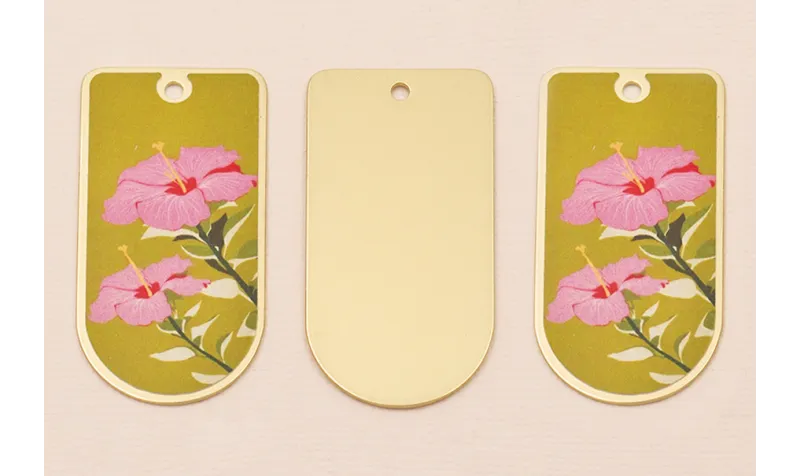 Pieza 50*25 Oro mate  Flores Fondo Beige / Cuentas Metálicas de Latón / Zamak