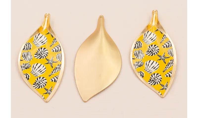 Colgante Hoja 56*26mm Oro Mate conchas en Amarillo / Cuentas Metálicas de Latón / Zamak