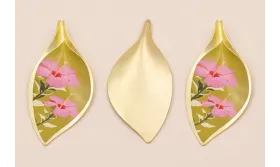 Colgante Hoja 56*26mm Oro Mate  Flores Fondo Beige / Cuentas Metálicas de Latón / Zamak