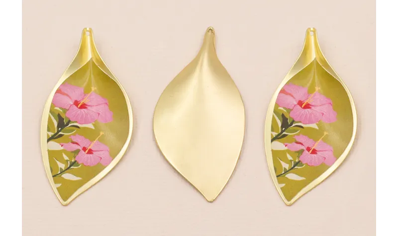 Cogante Hoja 56*26mm Oro Mate  Flores Fondo Beige / Cuentas Metálicas de Latón / Zamak