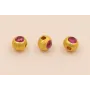 Bola aplastada Dorada 3*2mm con cristal Fuxia / Cuentas Metálicas de Latón / Zamak