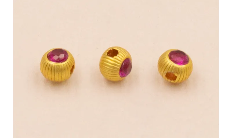 Bola aplastada Dorada 3*2mm con cristal Fuxia / Cuentas Metálicas de Latón / Zamak